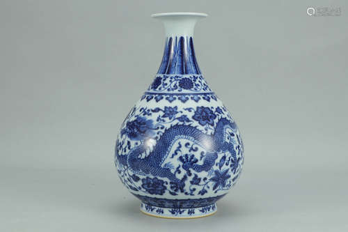 A Chinese Blue and White Dragon Pattern Porcelain Vase