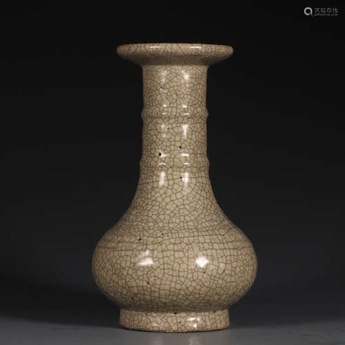 A Chinese Ge Kiln Off-white Glazed Porcelain Vase