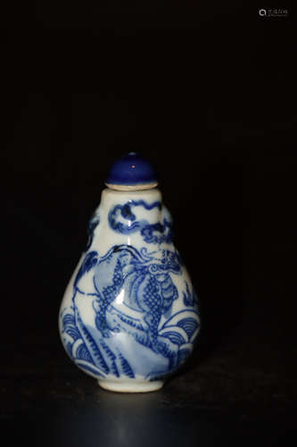 A Chinese Blue and White Floral Porcelain Snuff Bottle