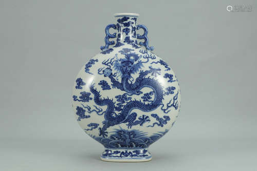 A Chinese Blue and White Dragon Pattern Porcelain Vase