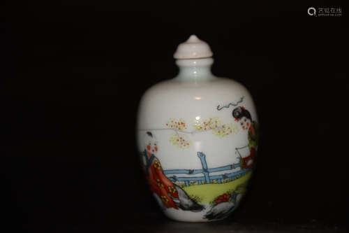 A Chinese Famille Rose Figure Painted Porcelain  Snuff Bottle