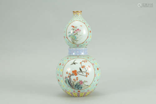 A Chinese Famille Rose Flower&Bird Pattern Porcelain Gourd-shaped Vase