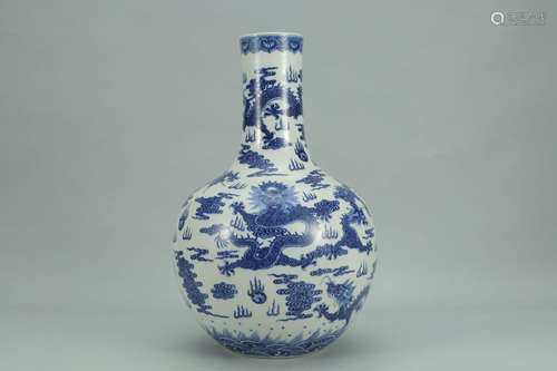 A Chinese Blue and White Dragon Pattern Porcelain Vase