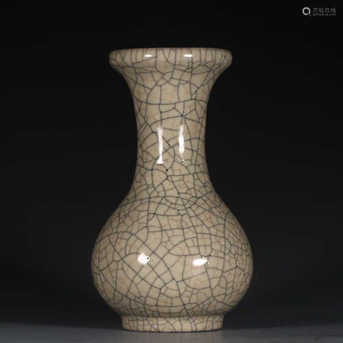 A Chinese Ge Kiln Off-white Glazed Porcelain Vase