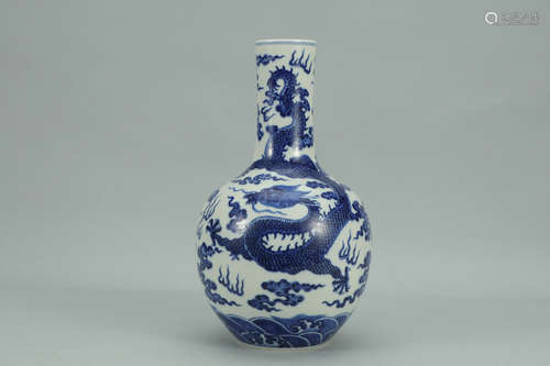 A Chinese Blue and White Dragon Pattern Porcelain Vase