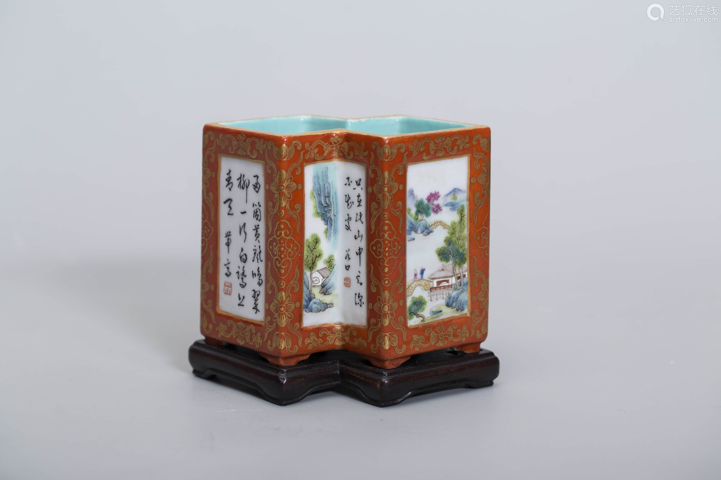 清 乾隆年制 款矾红描金粉彩山水诗文双联笔筒 配原托 Deal Price Picture 清 乾隆年制 款矾红描金粉彩山水诗文双联笔筒 配原托 Deal Price Picture