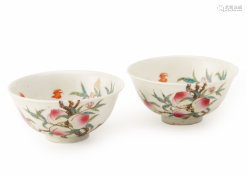 A PAIR OF FAMILLE ROSE PEACH AND BAT BOWLS