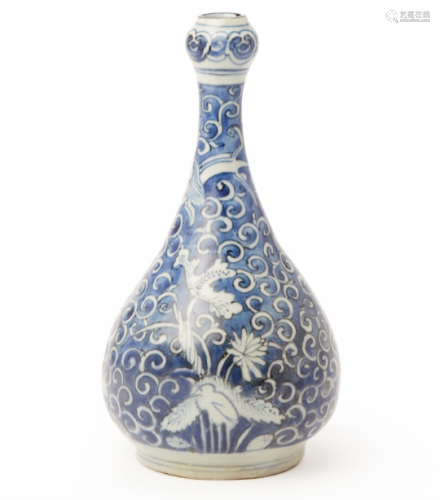 A BLUE AND WHITE GARLIC MOUTH BOTTLE VASE