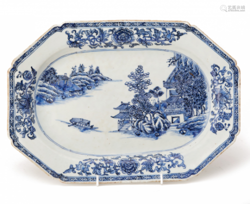 A BLUE AND WHITE EXPORT PORCELAIN OCTAGONAL DISH
