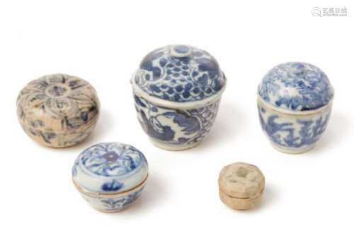 A SET OF FIVE BLUE AND WHITE PORCELAIN COSMETIC BOXES