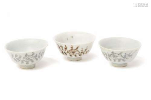 THREE PORCELAIN TEA BOWLS