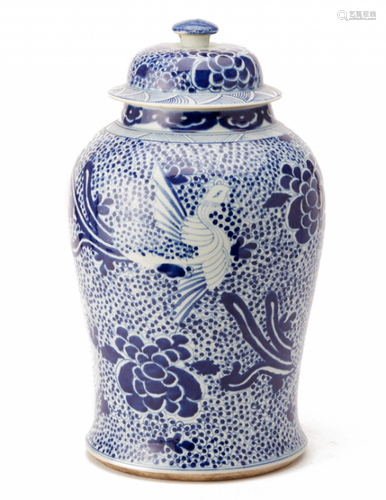 A LARGE BLUE AND WHITE PORCELAIN JAR AND COVER