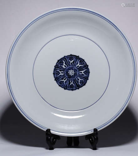 A BLUE&WHITE GLAZE PLATE WITH FLORAL PATTERN