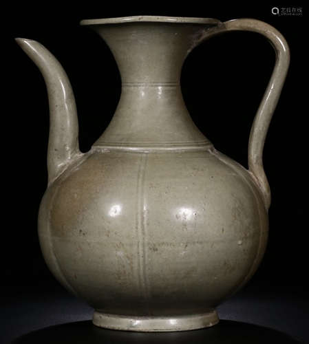 A YUEYAO GLAZE POT