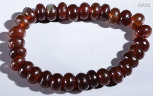 AN AGATE STRING BRACELET