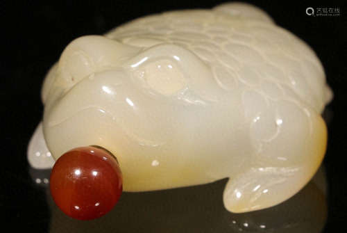 AN AGATE CARVED FROG PATTERN SNUFF BOTTLE