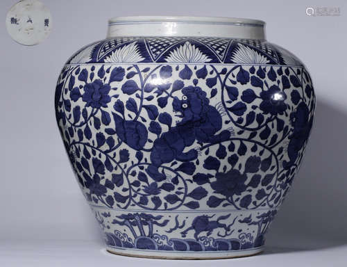 A BLUE&WHITE GLAZE LION PATTERN JAR