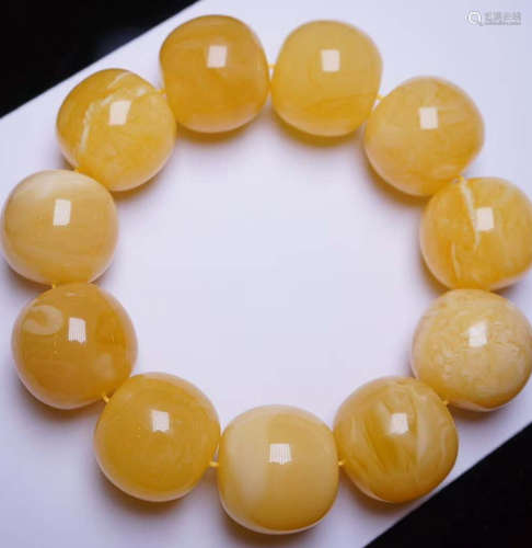 AN AMBER STRING BRACELET