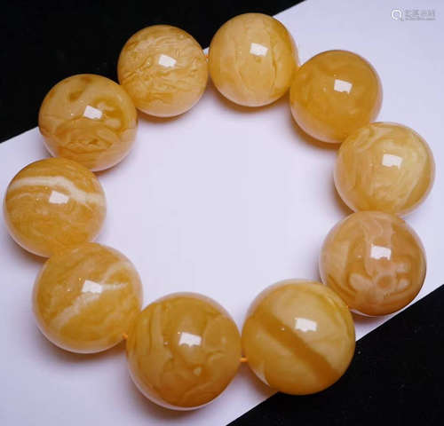 AN AMBER STRING BRACELET