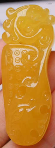 AN AMBER CARVED PENDANT