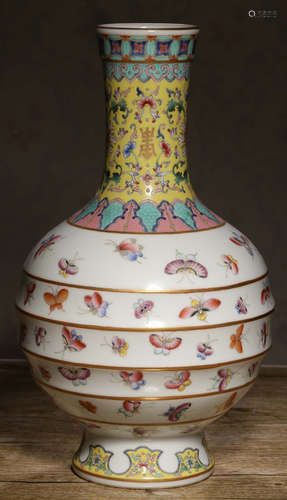 A FAMILLE ROSE GLAZE OUTLINE IN GOLD VASE