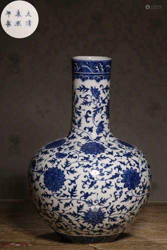 A BLUE&WHITE GLAZE FLORAL PATTERN VASE