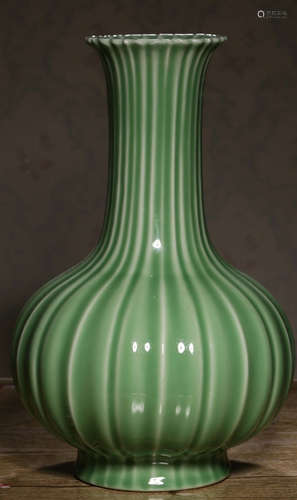 A GREEN GLAZE VASE