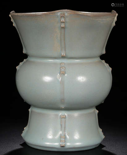 A RUYAO GLAZE FLOWER SHAPE VASE