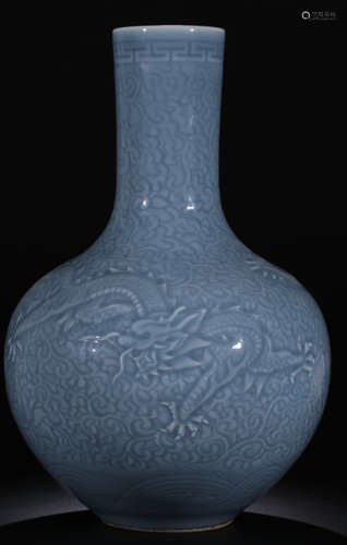 A SKY BLUE GLAZE DRAGON PATTERN VASE