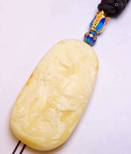 AN AMBER CARVED DARGON PATTERN TABLET