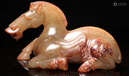 AN ANTIQUE HETIAN JADE HORSE SHAPED PENDANT