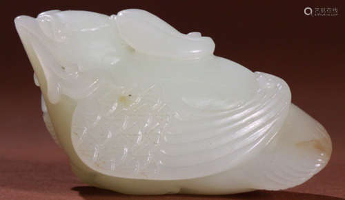 A HETIAN JADE CARVED BIRD SHAPED PENDANT