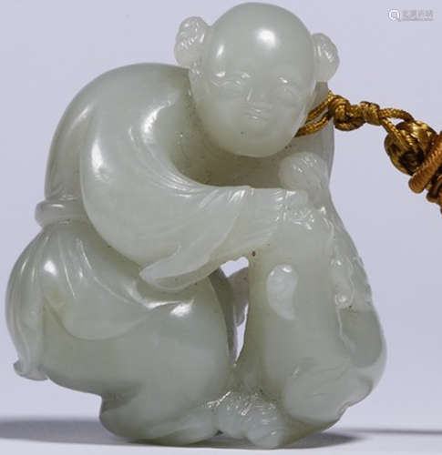 A HETIAN JADE CARVED FIGURE SHAPED PENDANT