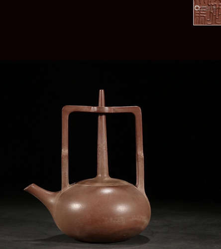 A LIFTING ZISHA POT