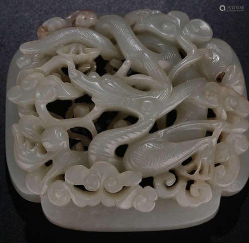 A HETIAN JADE CARVED DRAGON PATTERN PENDANT