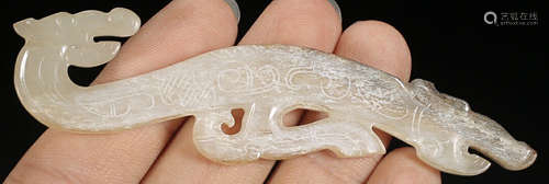 A HETIAN JADE CARVED DRAGON PATTERN PENDANT