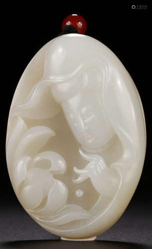 A XINJIANG HETIAN JADE CARVED GUANYIN PATTERN PENDANT