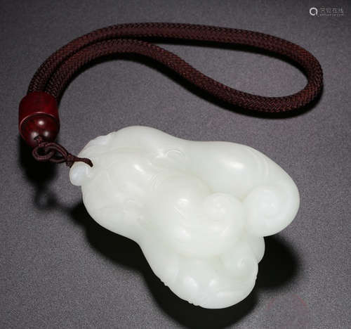 A XINJIANG HETIAN JADE CARVED CHAYOTE SHAPE PENDANT