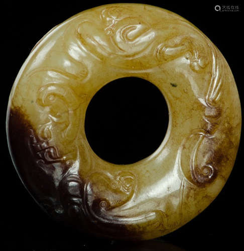 AN ANTIQUE JADE CARVED PENDANT