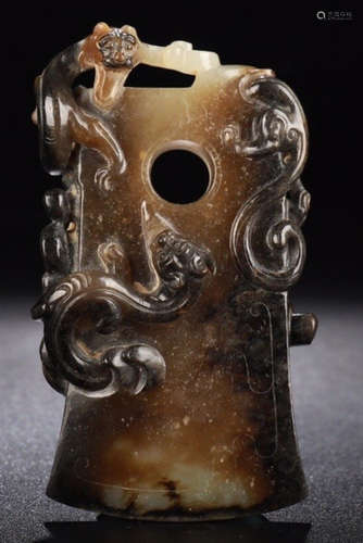 AN ANTIQUE JADE CARVED PENDANT