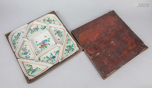 Chinese Famille Rose Porcelain Plates with Box