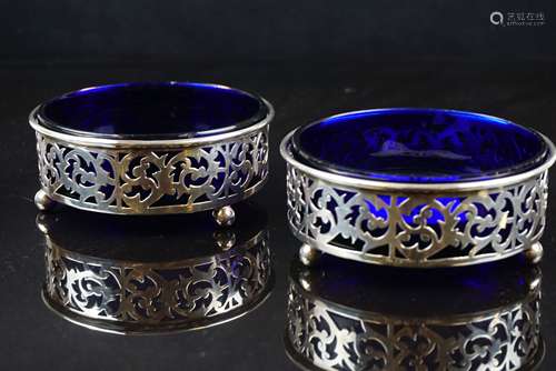 Pair of Edwardian Circular Pierced Silver Open Table Dishes with Blue Glass Liners, each raised on