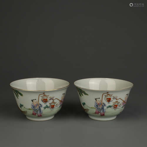 A Paair of Chinese Famille Rose Porcelain Bowls