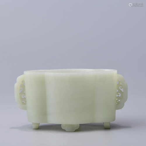 A CHINESE FLOWER SHAPED JADE CUP