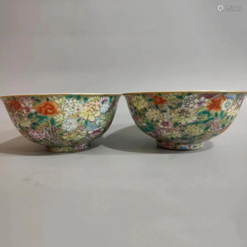 A PAIR OF BOWLS WITH COLORFUL FLOWERS
