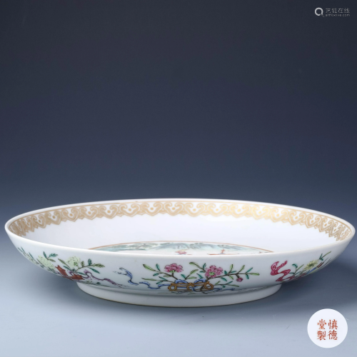 A CHINESE FAMILLE ROSE FLORAL PORCELAIN PLATE