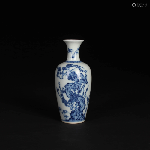 A CHINESE BLUE & WHITE PORCELAIN VASE
