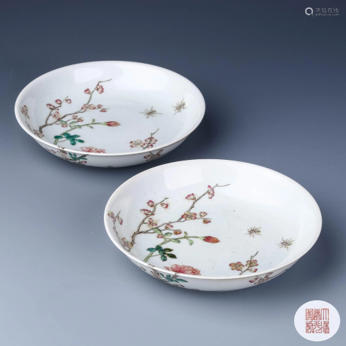 A PAIR OF CHINESE FAMILLE ROSE FLORAL PORCE…