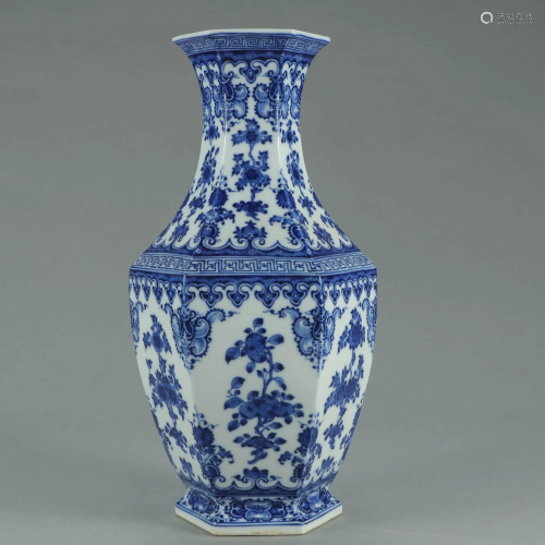 A CHINESE BLUE & WHITE FLORAL PORCELAIN H…