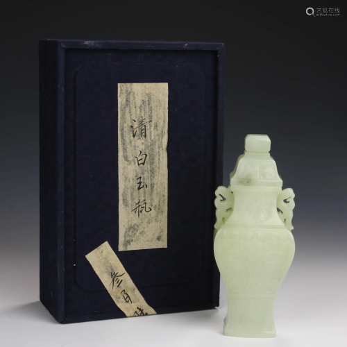 A CHINESE DOUBLE EARS JADE CARVED VASE